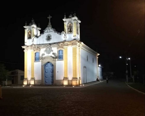 Igreja de Santo Antônio, em Itatiaia, ganha iluminação externa
