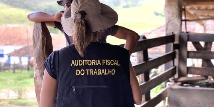 Sete trabalhadores são resgatados de trabalho análogo ao de escravo em Carandaí