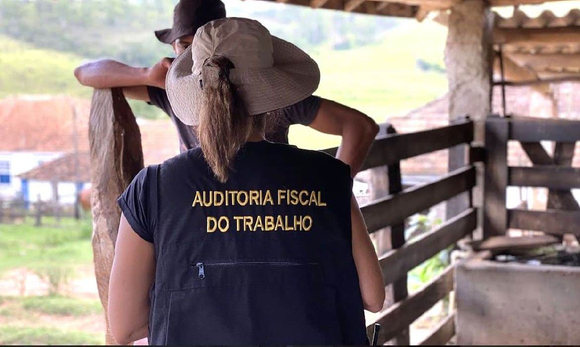 Sete trabalhadores são resgatados de trabalho análogo ao de escravo em Carandaí
