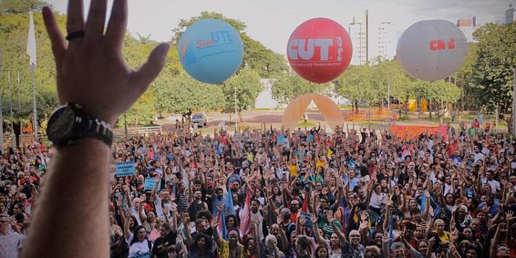 Escolas estaduais retomam as aulas já com indicativo de greve
