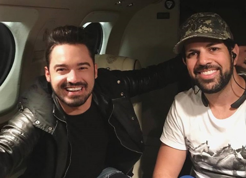 Fernando e Sorocaba se surpreendem com vaca no meio da rua em Lafaiete