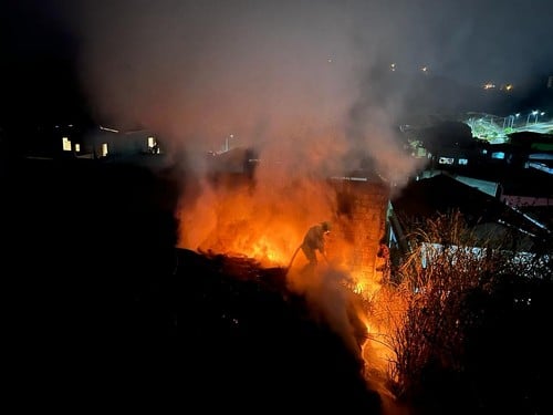Bombeiros combatem incêndio em contenção de pneus