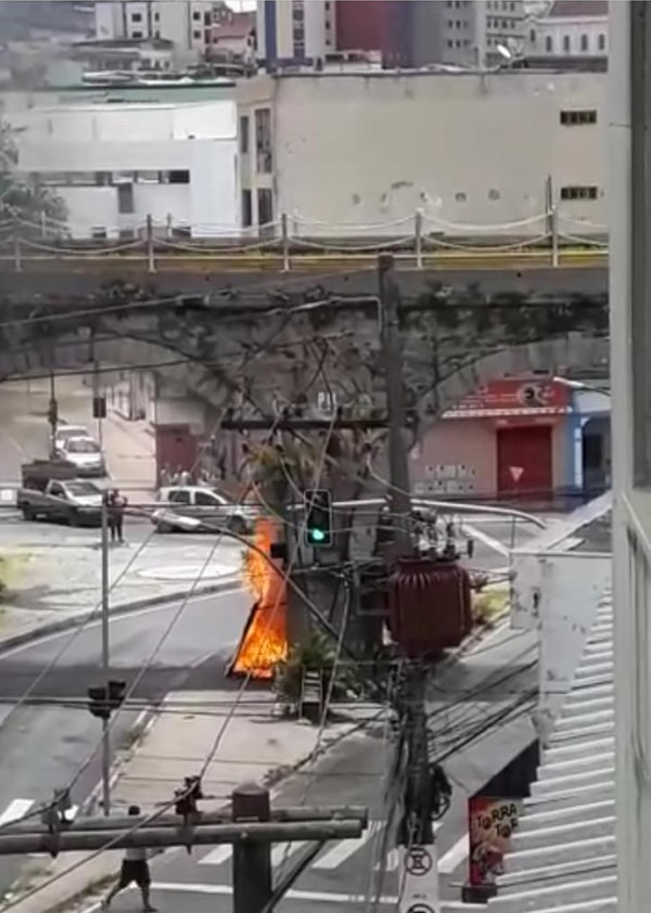 Moradia improvisada de andarilhos é incendiada em Barbacena