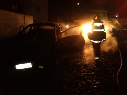 Incêndio criminoso destrói carro