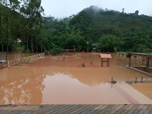 Tromba D’água inunda residências e ilha pessoas em Barbacena
