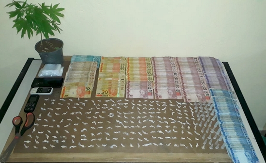 PM apreende droga, dinheiro e suspeitos de tráfico