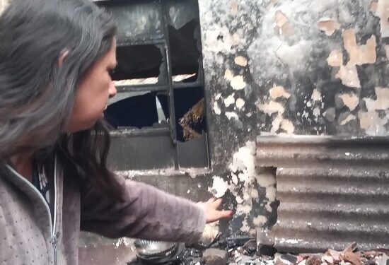 Família tenta reconstruir casa após perder tudo em incêndio