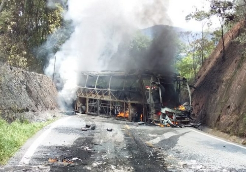 Ônibus pega fogo. Passageiros saem ilesos