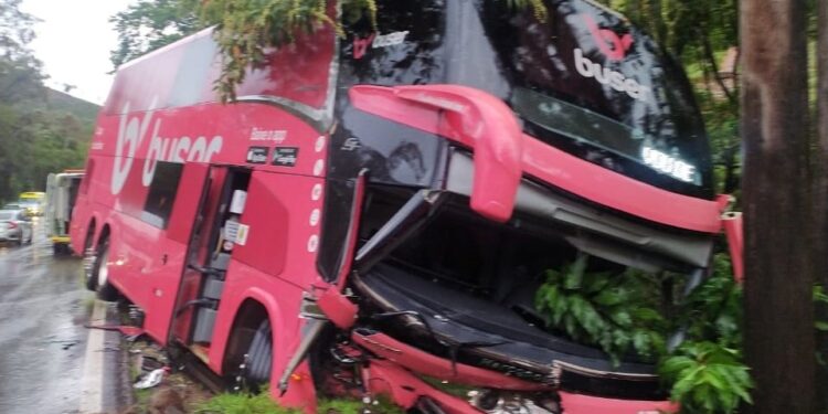 Três dos cinco mortos em acidente entre ônibus e carro já foram identificados