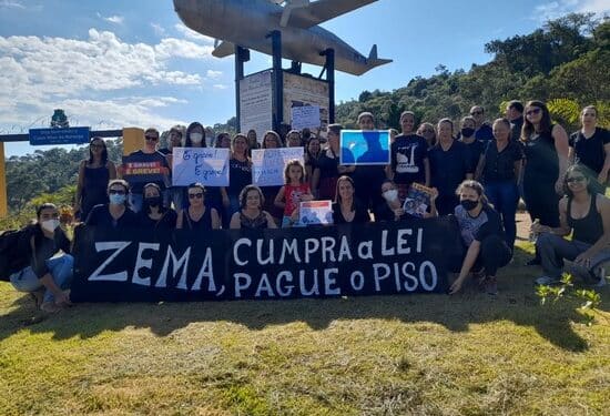 Professores da região fazem protesto por reajuste salarial