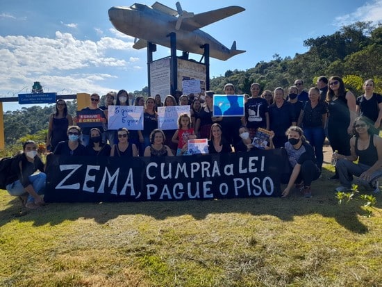 Professores da região fazem protesto por reajuste salarial