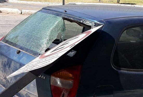 Placa de sinalização cai em cima de carro e provoca prejuízo