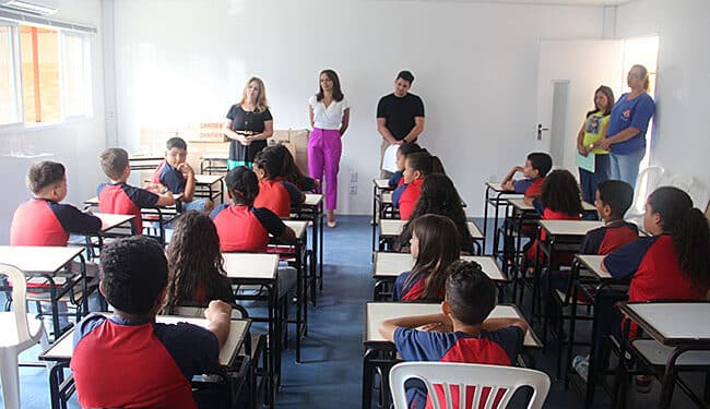 Estudantes de Barbacena recebem kits do Programa Procon Mirim