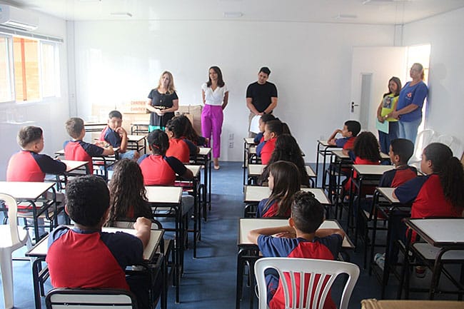 Estudantes de Barbacena recebem kits do Programa Procon Mirim