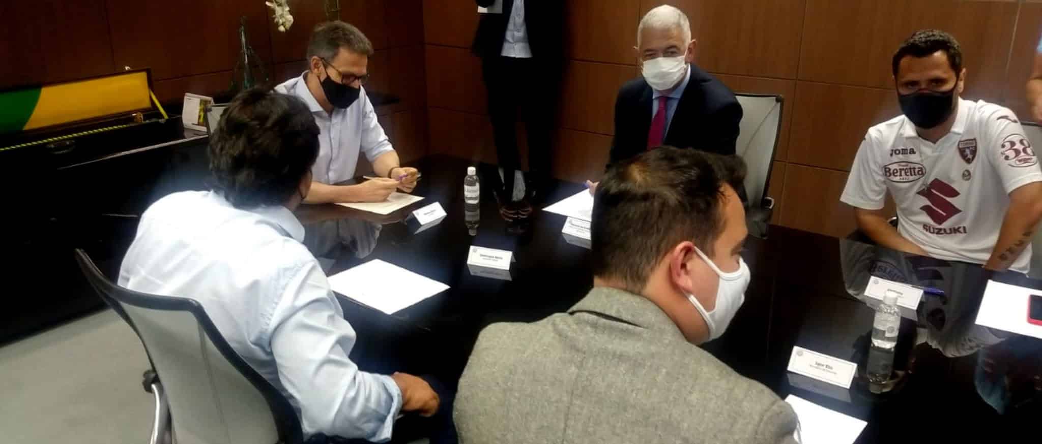 Reitor da UFSJ participa de reunião com governador sobre conclusão de hospital