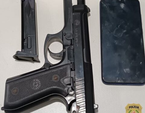 PC identifica suspeito de postar mensagens de ataques escolares e apreende réplica de arma e celular