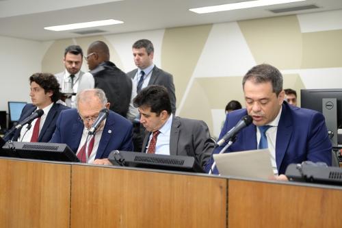Glaycon Franco relata projeto que beneficia servidores do Estado em licença paternidade