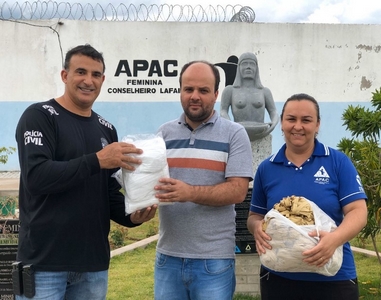 Apac Feminina de Lafaiete recebe doação para produção de máscara