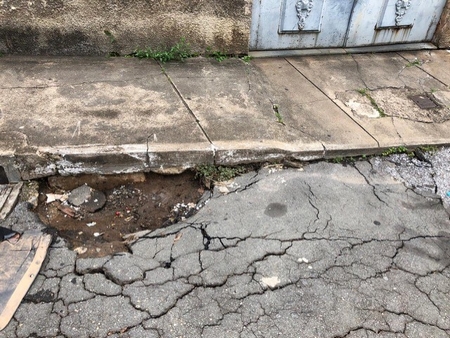 Moradora reclama de buraco no asfalto em frente sua casa