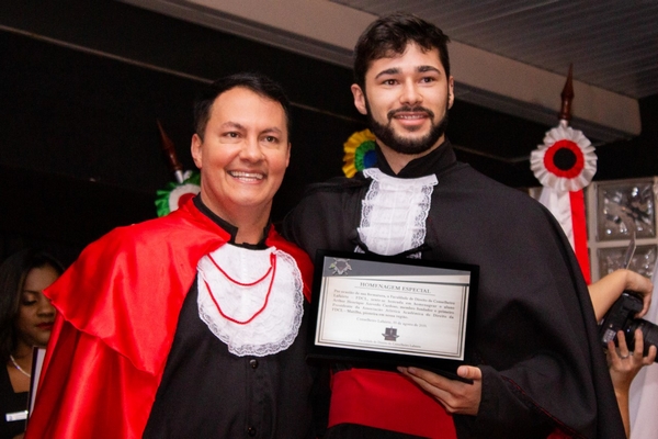 FDCL forma 45 novos Bacharéis