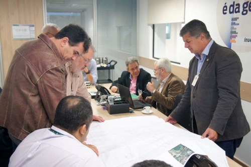 Prefeito apresenta projeto de trincheira para acesso ao Paulo VI e região do Amaro Ribeiro em reunião com a Via 040