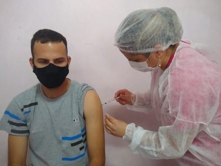 Congonhas vacina adolescentes sem comorbidades