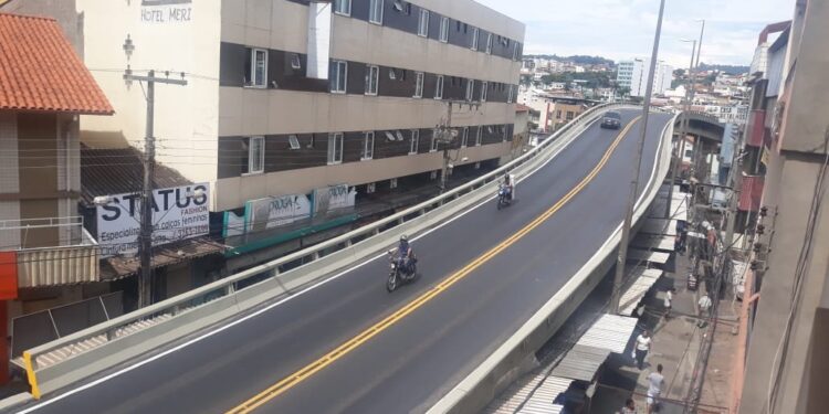 Prefeito encerra simbolicamente reforma do viaduto