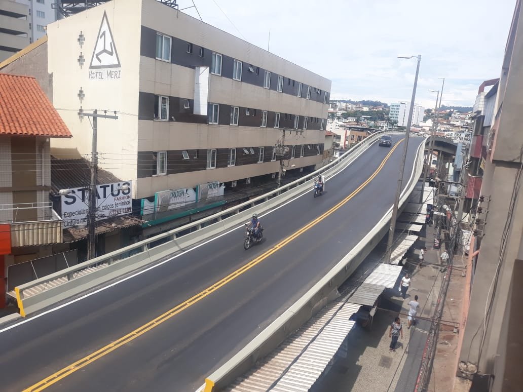 Prefeito encerra simbolicamente reforma do viaduto