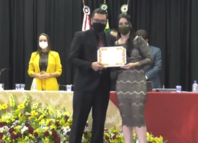 Em entrega de homenagem, presidente da Câmara faz referência a servidora exonerada após depor na CPI da Covid