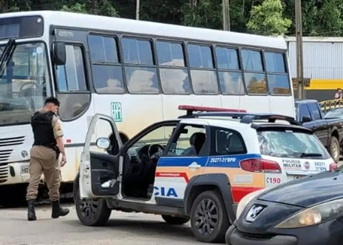 Viatura da PM bate em ônibus durante perseguição a motociclista