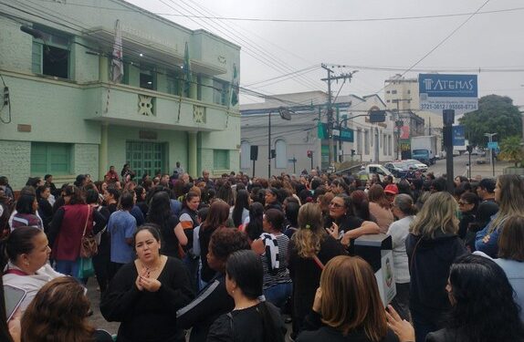 Servidores protestam na porta da Prefeitura e deflagram “Operação Tartaruga”