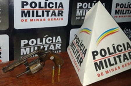 Homem é preso por fazer ameaças pessoas com revólver