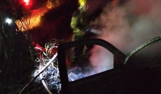 PM suspeita que carro incendiado pode ter sido usado em crime