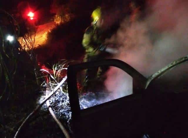 PM suspeita que carro incendiado pode ter sido usado em crime