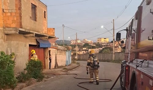 Bombeiros combatem incêndio em residência em Lafaiete