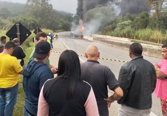 Caminhão tomba, pega fogo e interdita BR 040