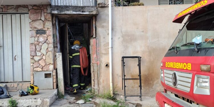 Bombeiros combatem incêndio em casa no bairro JK