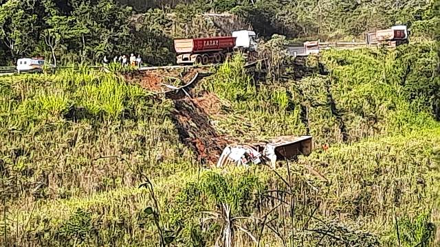 Motorista morre em capotamento de carreta na MG 383