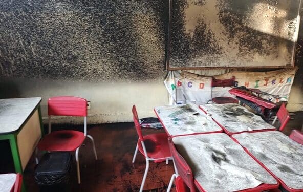Bombeiros combatem incêndio em escola infantil. Mais de  60 crianças estavam no local
