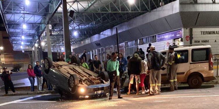Colisão seguida de capotamento envolve  3 carros no centro de Lafaiete