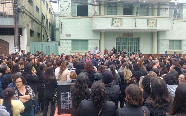 Servidores protestam na porta da Prefeitura e deflagram “Operação Tartaruga”