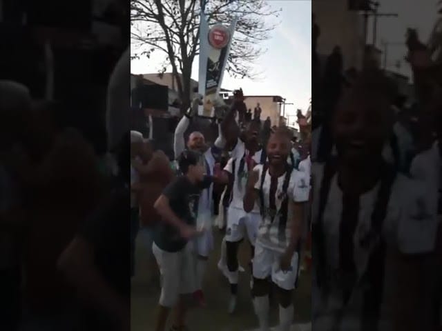 Jogadores do Santanense comemoram título