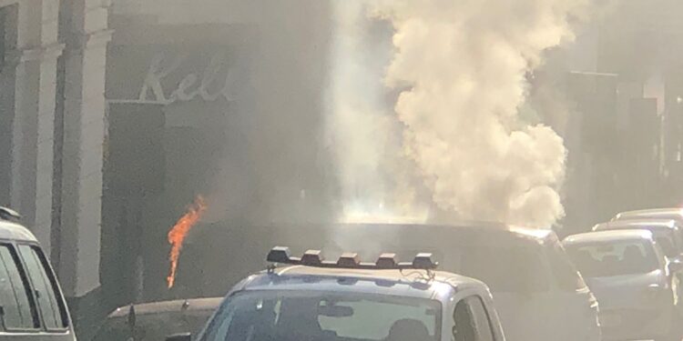 Kombi pega fogo no centro de Lafaiete