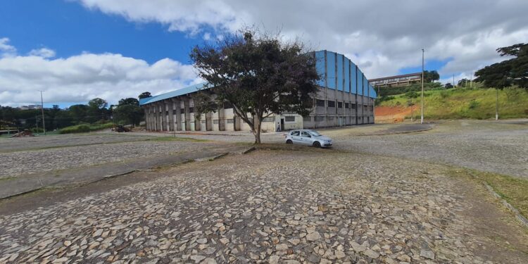 Prefeito de Lafaiete anuncia reabertura de poliesportivo