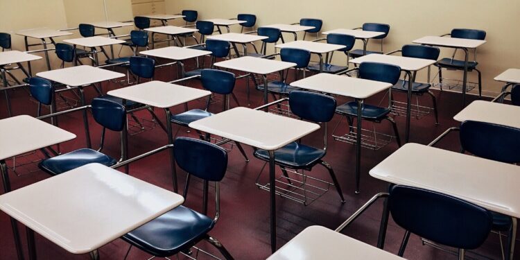 Adolescentes brigam em escola e danificam sala de aula