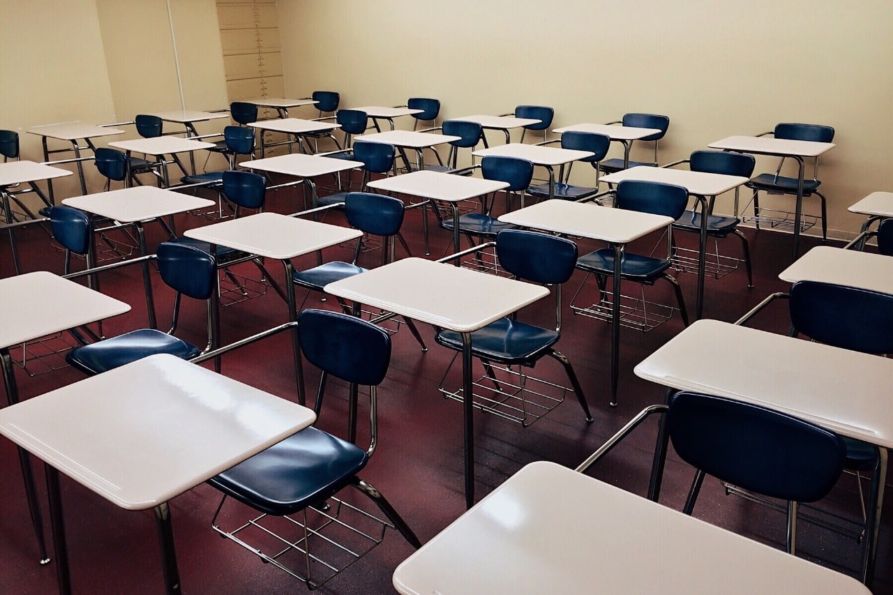 Adolescentes brigam em escola e danificam sala de aula