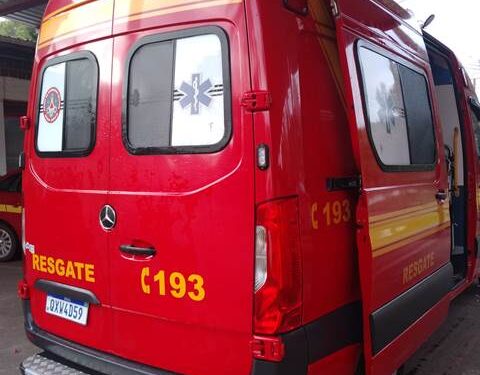 Bombeiros socorrem vítima de acidente entre carro e moto em Lafaiete