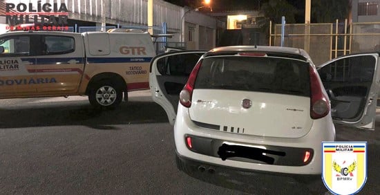 Homem é preso dirigindo carro adulterado e roubado, sem carteira e com sinais de embriaguez