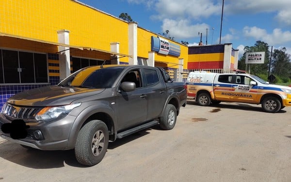 Carro clonado e furtado no RJ é localizado em rodovia em Barbacena