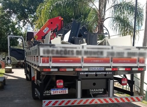 População reage e impede prefeitura de retirar móveis da praça CEU